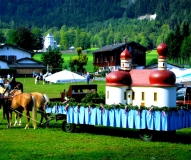 Rosstag – Treff der Kremser in Schönau am Königssee (Berchtesgardener Land) mit Wallfahrtskirche St. Bartholomä (Halbinsel Hischau) © noten-apitz.de; Bildquelle: Musikverlag Apitz