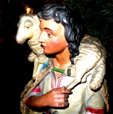 Krippenfigur: Hirtenknabe an der Weihnachtskrippe Kath. Kirche Bitterfeld (Sachsen-Anhalt) ©noten-apitz.de; Bildquelle: Musikverlag Apitz