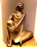 Bild: Singender Mann Skulptur v. E. Balach, Leipzig Gewandhaus © noten-apitz.de, Bildquelle: Musikverlag Apitz