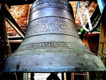 St. Jakob Köthen, Glocke im Glockenstuhlhängend; Bildquelle: Grünbaum