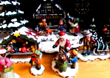 Gedrechseltes, Weihnachtshaus, Seiffen, Erzgebirge in Deutschland ©noten-apitz.de; Bildquelle: Musikverlag Apitz