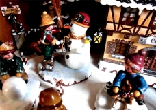 Gedrechseltes Weihnachtshaus Seiffen (Erzgebirge Dt.) ©noten-apitz.de; Bildquelle: Musikverlag Apitz