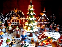 Gedrechselter Weihnachtsschmuck, Weihnachtshaus Seiffen ©noten-apitz.de; Bildquelle: Musikverlag Apitz