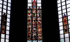 Jakobskirche Köthen Anhalt, Altarfenster Mitte: oben Gott Vater, 2. Reihe v.l.: St. Petrus, St. Paulus, St. Andreas, St. Jakobus, Fenster l.: St. Isaak +St. Jacob, Fenster r.: Johannes d. Täufer, Prophet Jesaja ©noten-apitz.de; Bildquelle: Musikverlag Apitz
