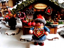 Gedrechselter Weihnachtsschmuck, Weihnachtshaus Seiffen ©noten-apitz.de; Bildquelle: Musikverlag Apitz