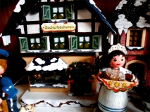 Gedrechselter Weihnachtsschmuck, Weihnachtshaus Seiffen ©noten-apitz.de; Bildquelle: Musikverlag Apitz