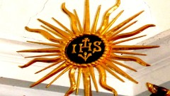 Bild: Tannheim Tirol, Mariahilf-Kapelle Symbol IHS © noten-apitz.de; Bildquelle: Musikverlag Apitz
