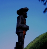 Bild: Holzschnitzkunst A. Hofer Bildlgegende: Prägraten Osttirol Virgental Skulptur © noten-apitz.de Zitat: "Mander - 's isch Zeit!" Andreas Hofer (zugeschrieben) Bildquelle: Musikverlag Apitz