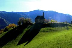 Trumsberg Kirchlein oberhalb v. Vinschgau- / Schnalstal-Südtirol Italien ©noten-apitz.de; Bildquelle: Musikverlag Apitz